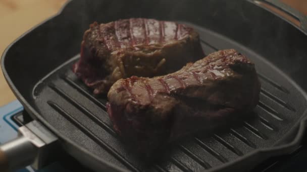 Bife Carne Assada Grelha Pan Bife Vaca Grelhando Câmera Lenta — Vídeo de Stock
