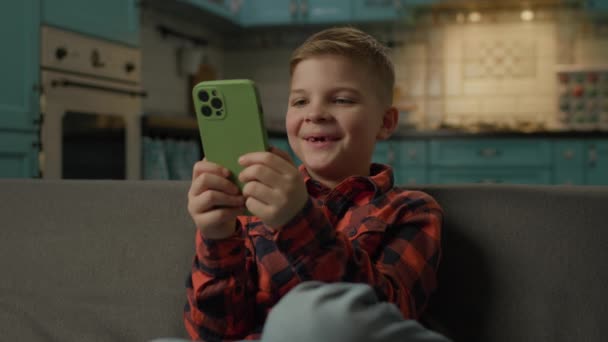 Boy Laughing Utilisant Téléphone Portable Gamin Souriant Tenant Son Portable — Video