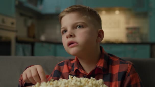 Dítě Jíst Popcorn Doma Zblízka Chlapec Dívá Televizi Popcornem Gauči — Stock video