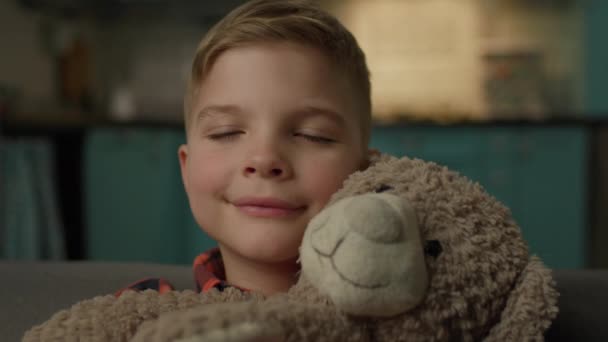 Kid Przytulający Misia Bliska Urocze Dziecko Trzymające Dłoniach Śliczną Zabawkę — Wideo stockowe