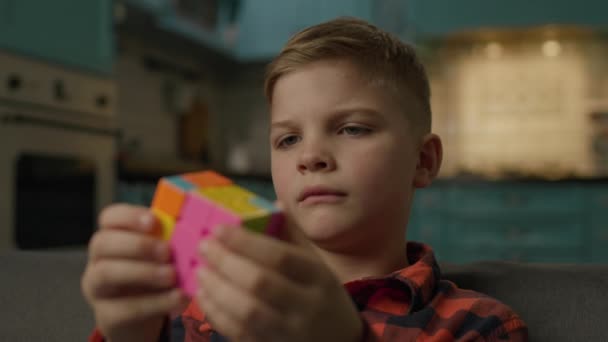 Dziecko Rozwiązywanie Kostki Puzzle Zbliżenie Mądry Dzieciak Bawi Się Układanką — Wideo stockowe