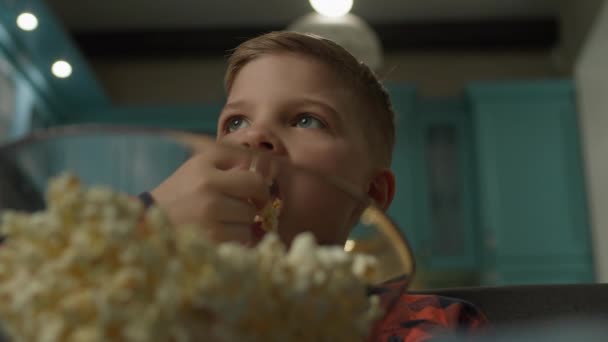 Παιδί Τρώει Ποπ Κορν Από Κοντά Αγόρι Που Βλέπει Τηλεόραση — Αρχείο Βίντεο