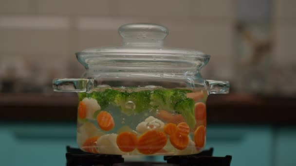 Готовить Овощи Прозрачной Кастрюле Кипящие Пузырьки Воды Брокколи Морковь Цветная — стоковое видео