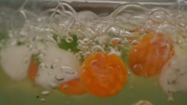 透明锅中蔬菜烹调的特写 花椰菜 胡萝卜和花椰菜与水泡一起沸腾 动作缓慢 — 图库视频影像