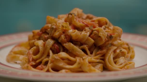 Fettuccine Pasta Mit Tomatensauce Rotierend Auf Dem Teller — Stockvideo