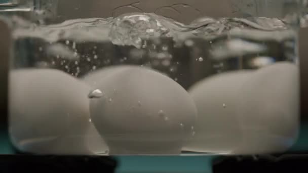 Huevos Hirviendo Pote Transparente Cámara Lenta Cerca — Vídeo de stock