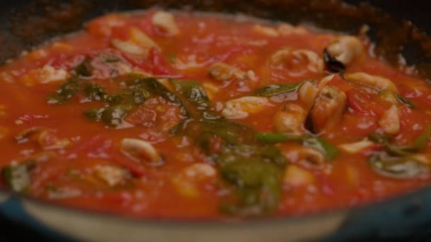 Meeresfrüchte Kochen Blubbernder Tomatensauce Auf Der Pfanne Zeitlupe — Stockvideo