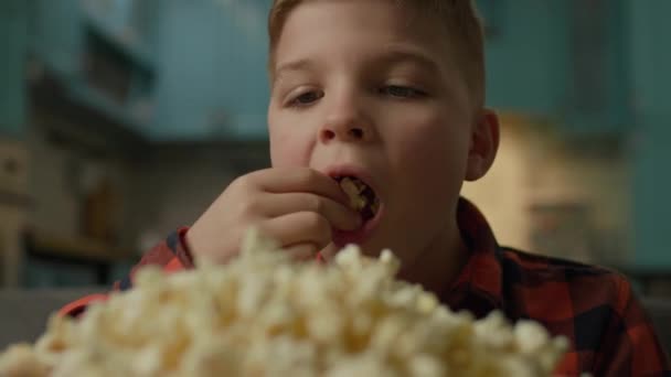 Barn Äter Popcorn Pojken Gillar Att Äta Popcorn Hemma Nära — Stockvideo