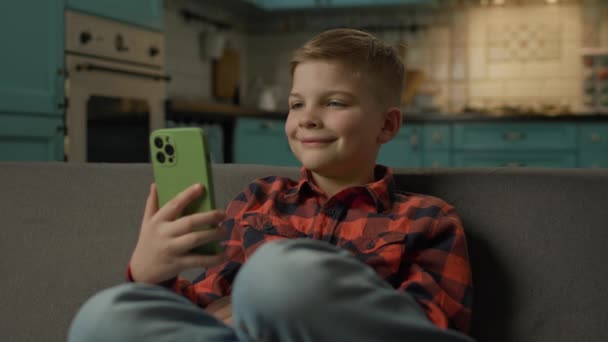 Chlapec Zobrazující Zelenou Obrazovku Držící Mobilní Telefon Dívající Kamery Usmívající — Stock video
