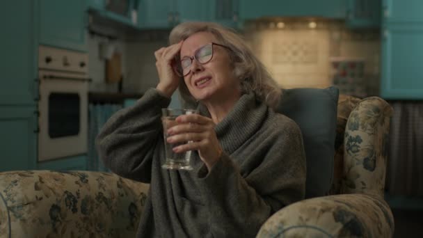 60Er Jahre Frau Hat Migräne Seniorin Nimmt Medikamententabletten Hause Ältere — Stockvideo