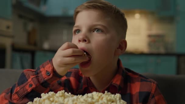 Kid Jíst Popcorn Doma Zblízka Chlapec Kouká Televizi Popcornem Sedícím — Stock video