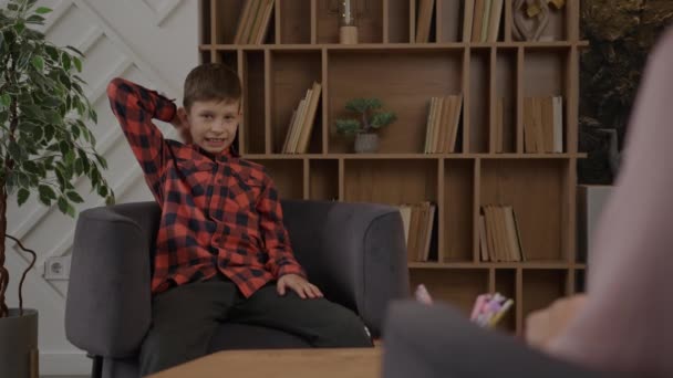 Een Jongen Met Autisme Praat Met Een Autistische Therapeut School — Stockvideo