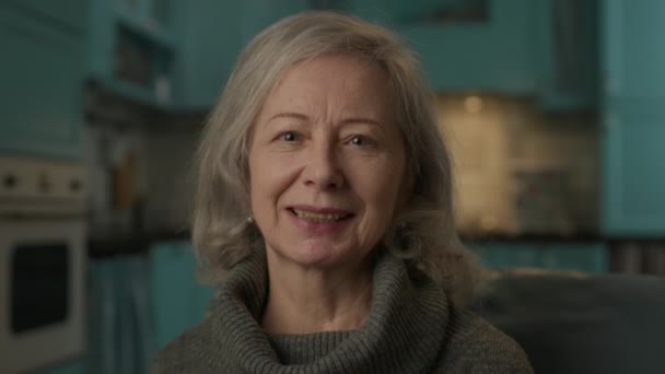 Χαμογελαστό Γυναικείο Πορτρέτο Ηλικιωμένη Γυναίκα Χαμογελάει Στην Κάμερα Συνταξιούχος Στο — Αρχείο Βίντεο