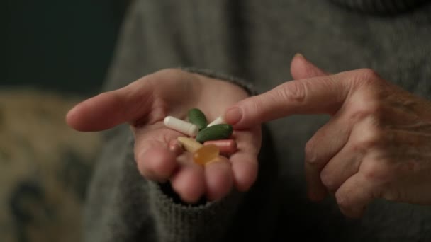 Volwassen Handen Houden Medicijnen Pillen Hand Niet Herkende Seniorenvrouw Die — Stockvideo