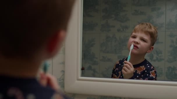 Kid Singing While Brushing Teeth Bathroom Blonde Boy Doing Bath — Vídeos de Stock