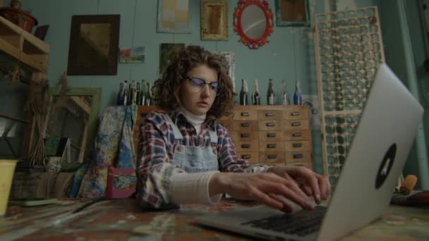 Жінка Працює Інтернеті Творчому Майстерні Дорослий Художник Друкує Ноутбуці Творча — стокове відео