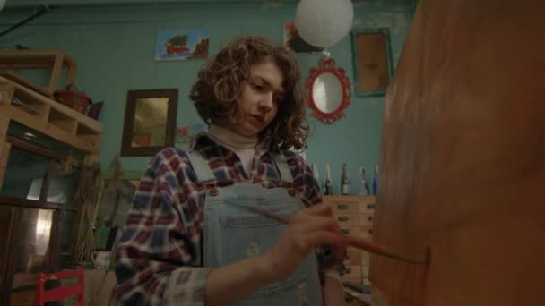 Tuvale Resim Çizen Kadın Atölyede Fırça Kullanarak Resim Yapmak Yaratıcı — Stok video