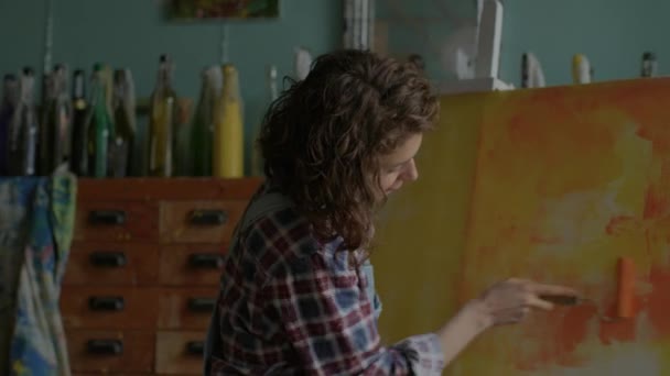 艺术家创作她的艺术品 车间里画布上的女画家 从事创造性工作的妇女 — 图库视频影像