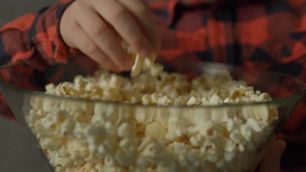 Ręcznie Jedzący Popcorn Bliska Dzieciaki Biorą Popcorn Miski — Wideo stockowe