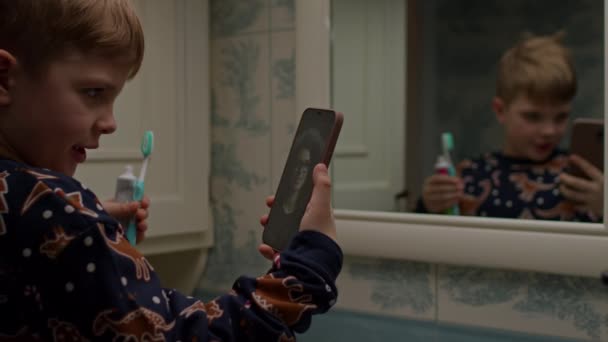 Rapaz Usar Telemóvel Casa Banho Criança Falando Com Mãe Line — Vídeo de Stock