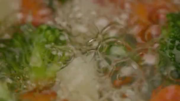 Овощи Готовятся Пузырьках Кипящей Воды Брокколи Морковь Цветная Капуста Кипят — стоковое видео