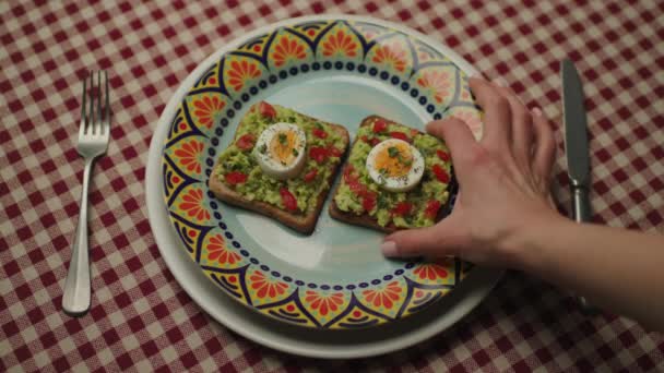 Toast Awokado Ręku Bliska Osoba Trzymająca Kawałek Chleba Guacamole Jajkiem — Wideo stockowe