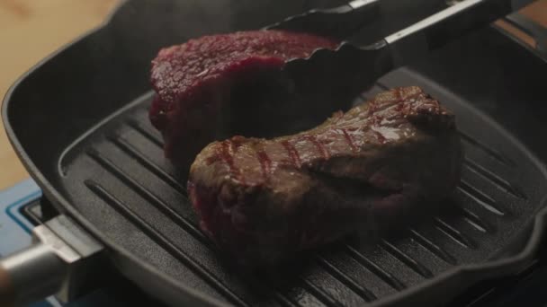 Dos Filetes Carne Asándose Parrilla Asar Carne Parrilla Cámara Lenta — Vídeos de Stock