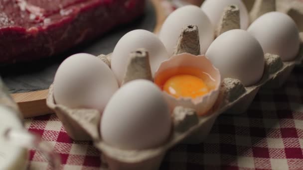 Nyers Tojássárgája Tört Csirke Tojásban Magas Fehérjetartalmú Termékek — Stock videók