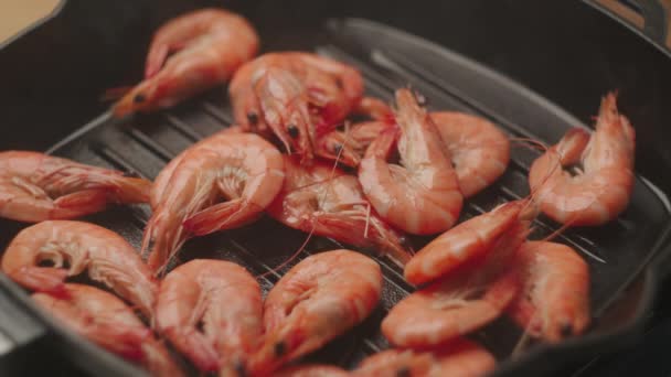 Grilling Shrimps Roasting Shrimps Hot Grill Pan Close — Vídeo de stock