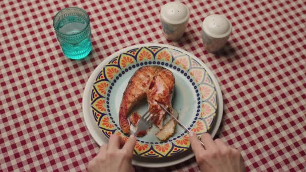 Hands Eating Salmon Steak Top View Orang Makan Salmon Panggang — Stok Video