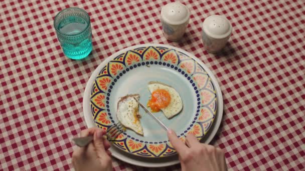 Mãos Comem Ovo Frito Vista Superior Pessoa Tomando Café Manhã — Vídeo de Stock