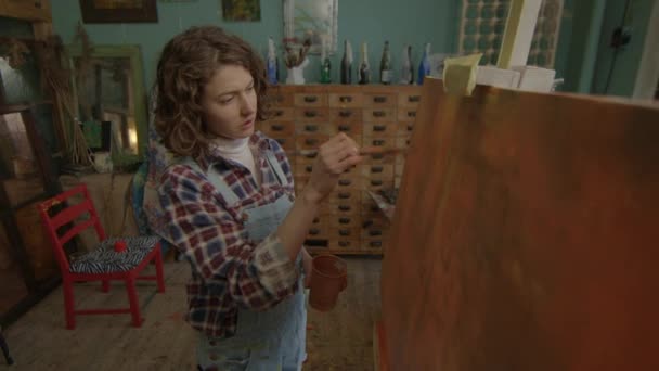 Artist Painting Canvas Workshop Female Painter Using Brush Drawing Woman — Stockvideo
