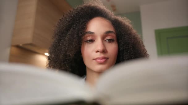 ミックスレース女読書を閉じます 女性は本の中でペーパーページをめくる — ストック動画