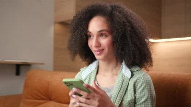 Akıllı Telefon Kullanan Kadın Yazıyor. Karışık ırk kadınları internette cep telefonu kullanarak sohbet ediyorlar. Hücrede tutulan gülümseyen genç bir yetişkin. 4K