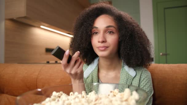 Smíšené Závod Žena Jíst Popcorn Zblízka Vycházející Žena Užívá Sledování — Stock video