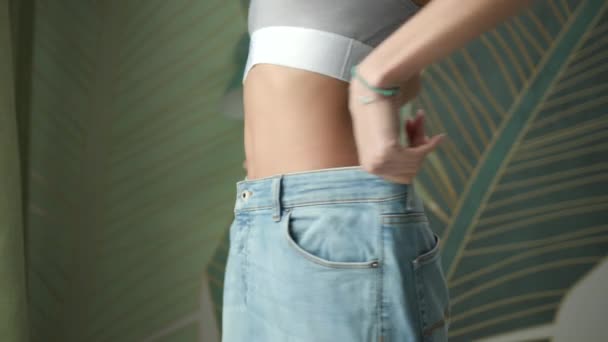 Жінка Одягнена Джинси Тонка Жіноча Талія Після Схуднення Легка Вага — стокове відео