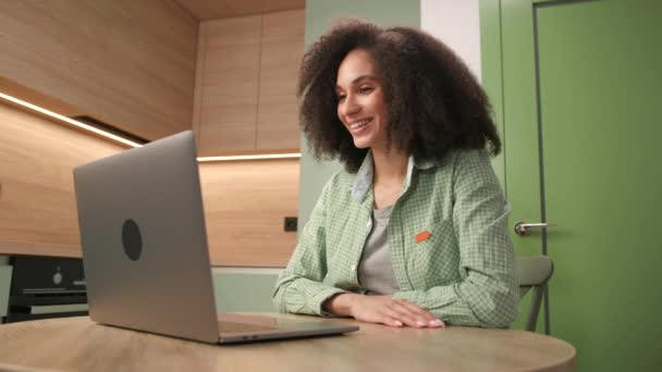 Kvinna Videosamtal Använda Laptop Talet Blandras Kvinnlig Frilansare Arbetar Online — Stockvideo