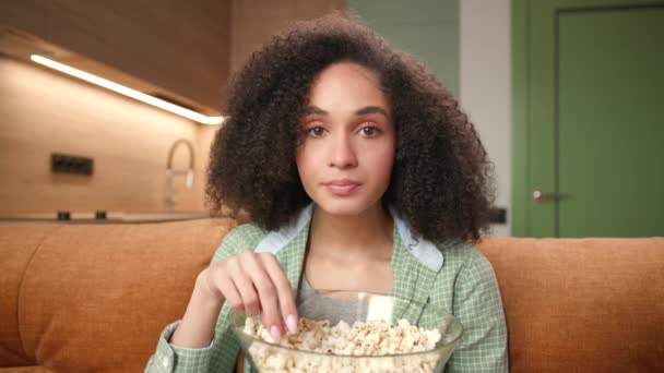Žena Pojídající Popcorn Vystrašený Před Kamerou Šokovaná Žena Dívá Strašidelný — Stock video
