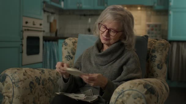 Mujer Mayor Mirando Fotos Viejas Anciana Disfruta Sus Recuerdos Viendo — Vídeo de stock