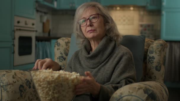 Végzős Popcornt Eszik Tévében Érett Hölgy Mosolyog Vicces Műsort Néz — Stock videók