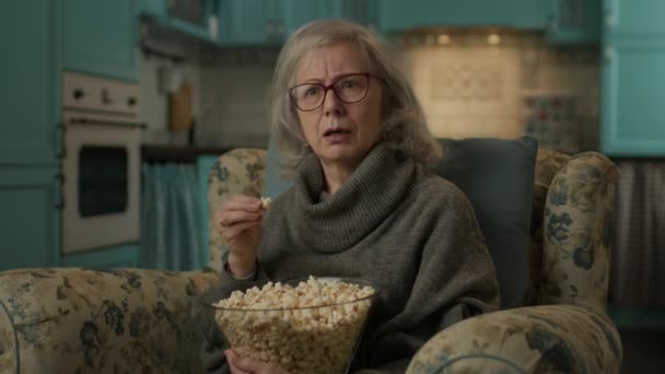 Mature Woman Eating Popcorn Watching Interesting Movie Mature Lady Watching — Stok video