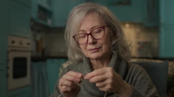 Senior Woman Knitting Looking Camera Elderly Female Enjoys Knitting Sitting — ストック動画