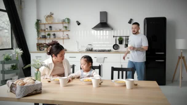 Família Tomando Café Manhã Casa Família Asiática Com Uma Criança — Vídeo de Stock