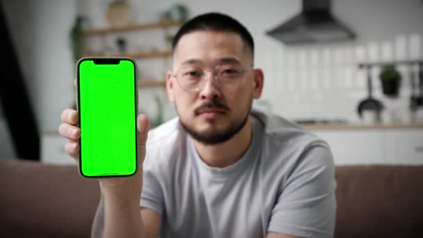Homme Dans Googles Tenant Téléphone Portable Écran Vert Caméra Homme — Video