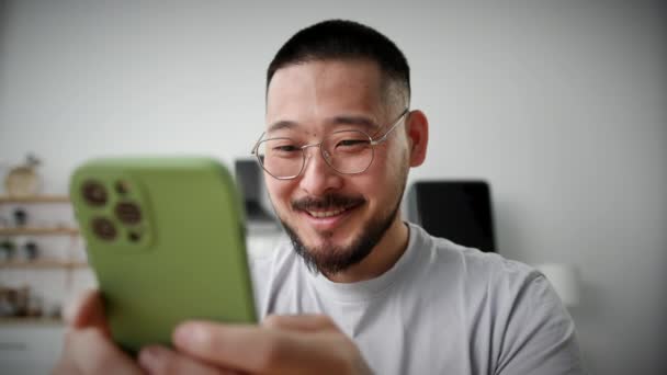 Heureux Asiatique Adulte Navigation Téléphone Mobile Internet Maison Coréen Homme — Video