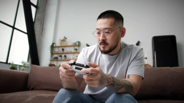 Man Winning Video Game Holding Joystick Англійською Азіатський Чоловік Грає — стокове відео
