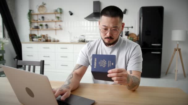 Mężczyzna Amerykańskim Paszportem Rękach Pracujący Laptopie Azjata Pracujący Domowym Biurze — Wideo stockowe