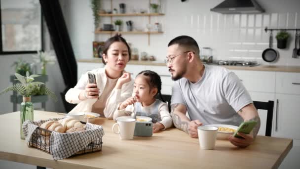 Rodzinne Jedzenie Korzystanie Telefonów Komórkowych Azjatycka Rodzina Rozmawiająca Sobą Podczas — Wideo stockowe