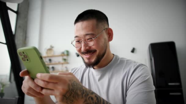 Homme Positif Textos Aide Téléphone Portable Maison Heureux Homme Asiatique — Video