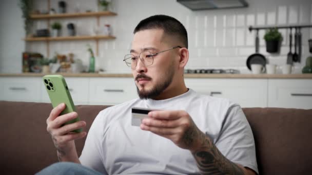 Homme Payant Ligne Aide Smartphone Coréen 30S Homme Utilisant Carte — Video